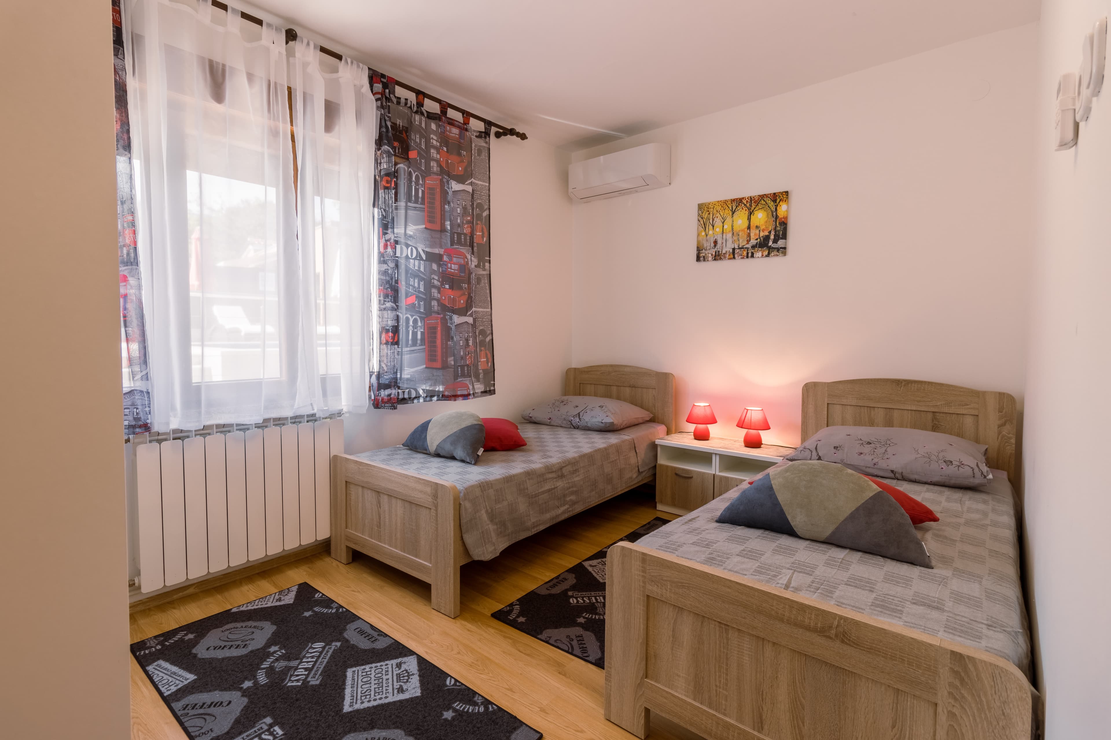 roomPhoto